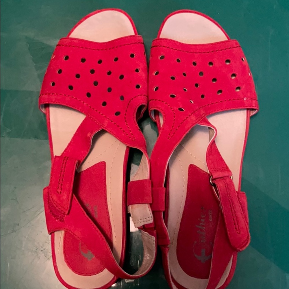 Earthier sandals. EUC